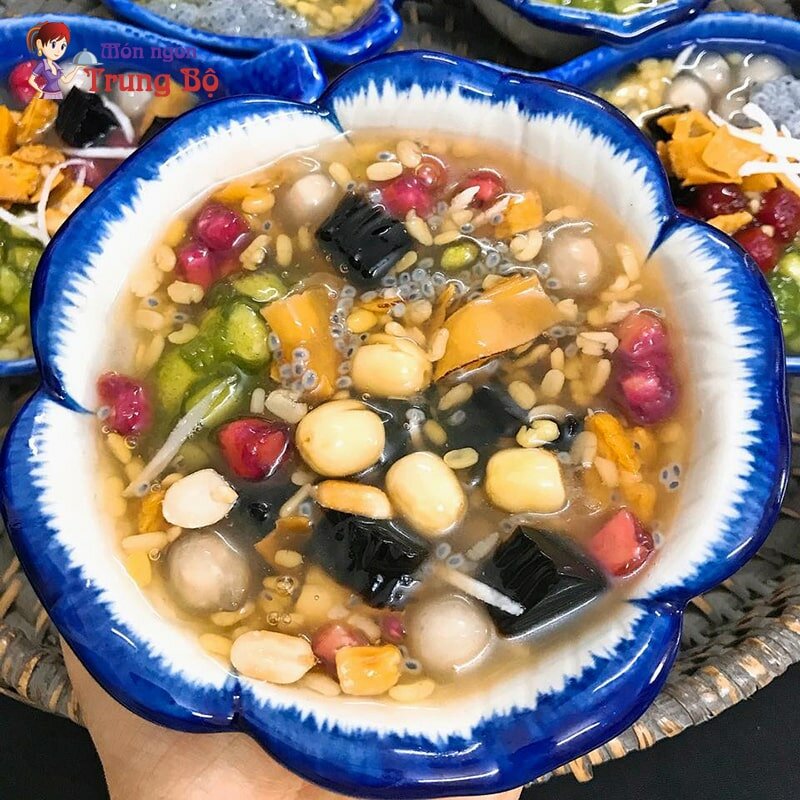 Chè thập cẩm là món chè nổi tiếng ở Huế Chè thập cẩm là món chè nổi tiếng ở Huế