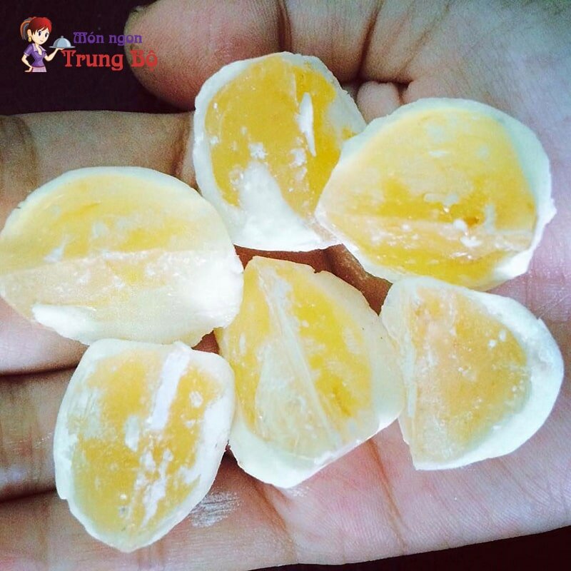 Kẹo cau là đặc sản khá độc đáo ở Huế mang về làm quà