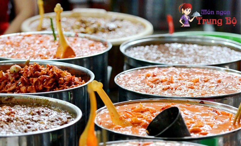 Mắm sò Lăng Cô là đặc sản làm quà nổi tiếng ở Huế