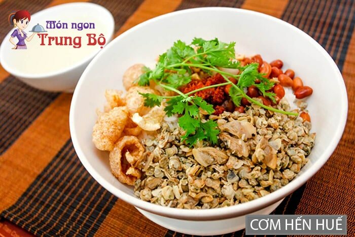 Cơm hến là đặc sản Huế khá phổ biến ở Hà Nội