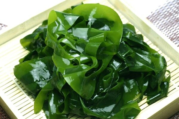 Rong biển là một thực phẩm tự nhiên giúp chữa bệnh cường giáp Rong biển là một thực phẩm tự nhiên giúp chữa bệnh cường giáp