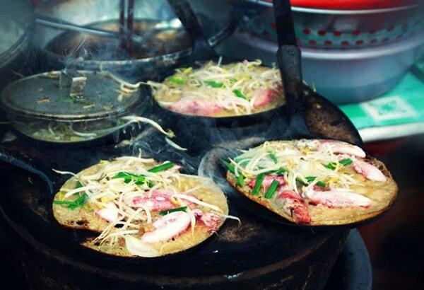 Làm bánh khoái đòi hỏi sự khéo léo của người thợ Bánh khoái Quảng Trị 2