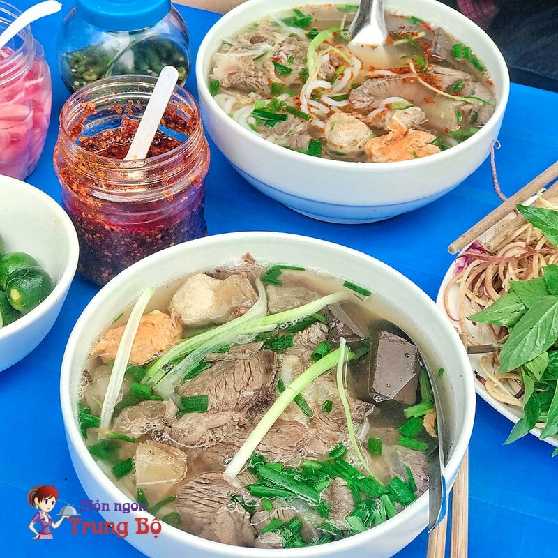 Quán bún bò Huế 65 đường Láng lúc nào cũng trong tình trạng đông nghẹt