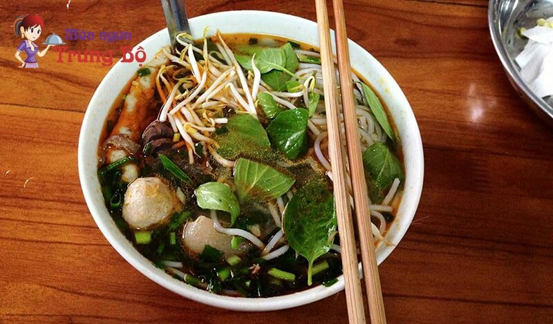 Quán bún bò Huế Khâm Thiên