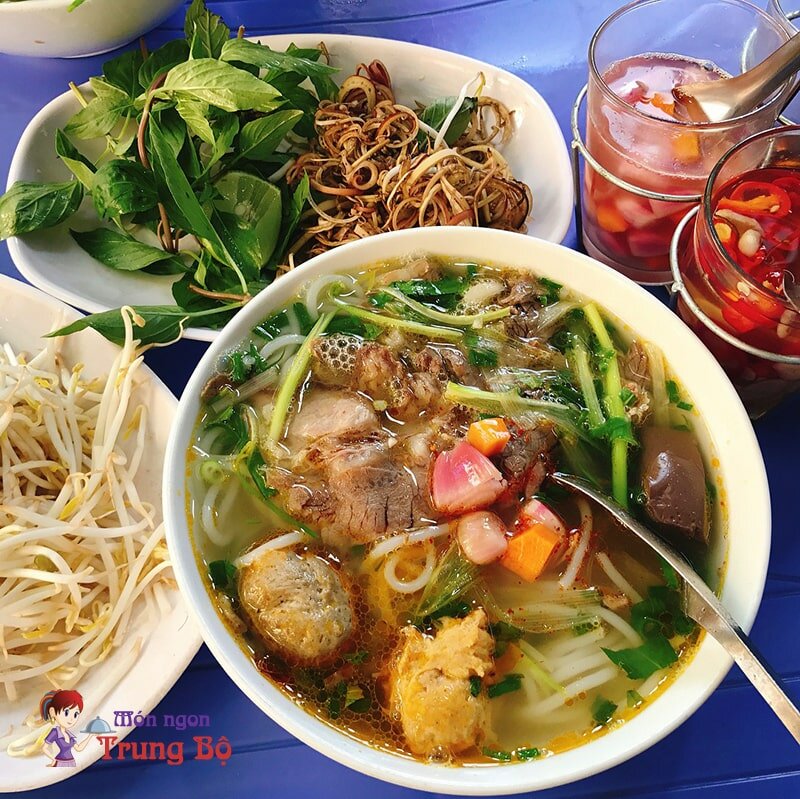 Quán bún bò Huế Nguyễn Thượng Hiên cũng vô cùng hào phóng trong việc cho thịt và giò heo