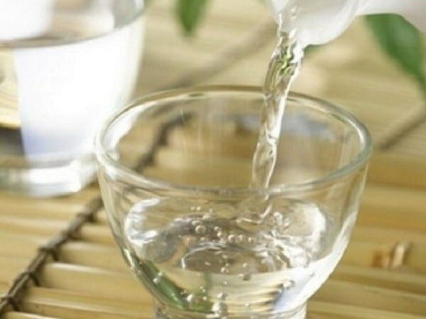 Dùng rượu trắng để khử mùi hôi của vịt Dùng rượu trắng để khử mùi hôi của vịt