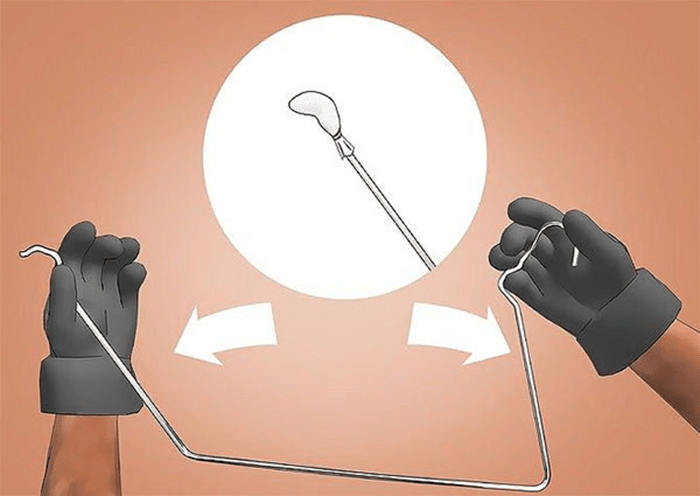 Sử dụng móc phơi quần áo thông tắc bồn cầu