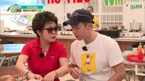 Kim Jong Kook cùng team thưởng thức món bánh mì Kim Jong Kook cùng team thưởng thức món bánh mì