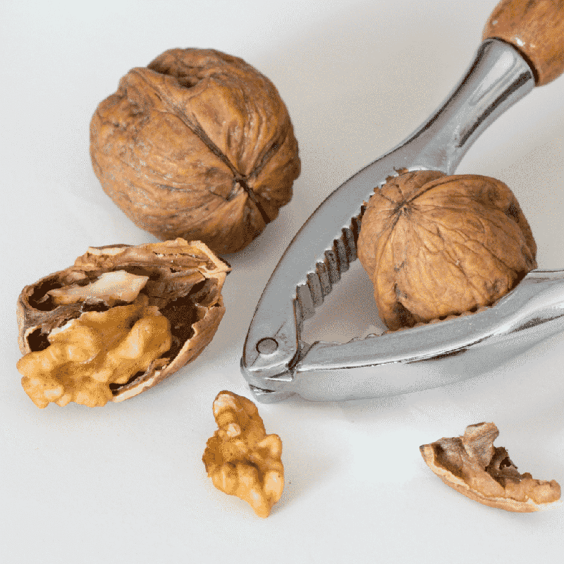 Có nhiều cách để tách vỏ quả óc chó.