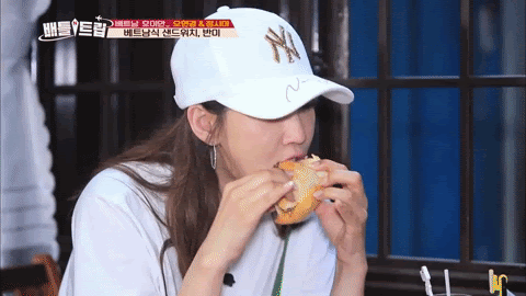 Oh Huyn Kyung thưởng thức bánh mì Việt Nam Oh Huyn Kyung thưởng thức bánh mì Việt Nam