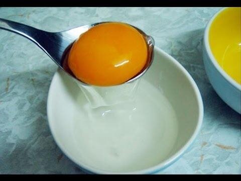Tách lòng trắng và lòng đỏ trứng gà riêng ra Tách lòng trắng và lòng đỏ trứng gà riêng ra