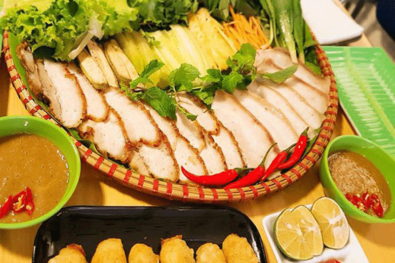 Tại Hà Nội, bạn có thể thưởng thức bánh tráng cuốn thịt heo tại Đà Nẵng Quán.