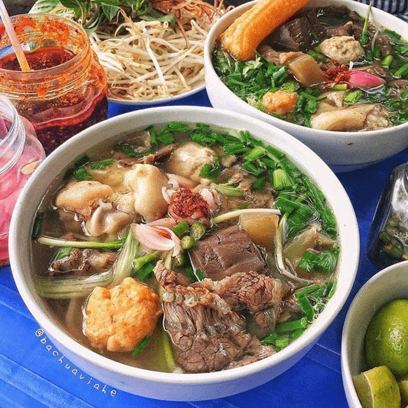 Bún bò Huế Thu Thùy là quán bún bò miền Trung nổi tiếng ở Hà Nội