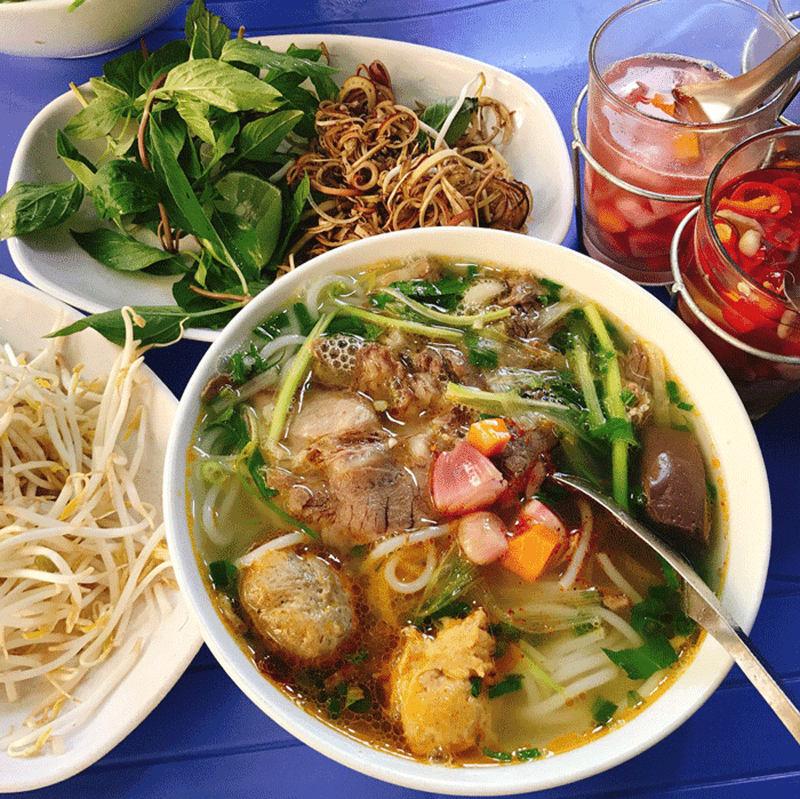 Bún bò Huế Thu Thùy là quán bún bò miền Trung nổi tiếng ở Hà Nội